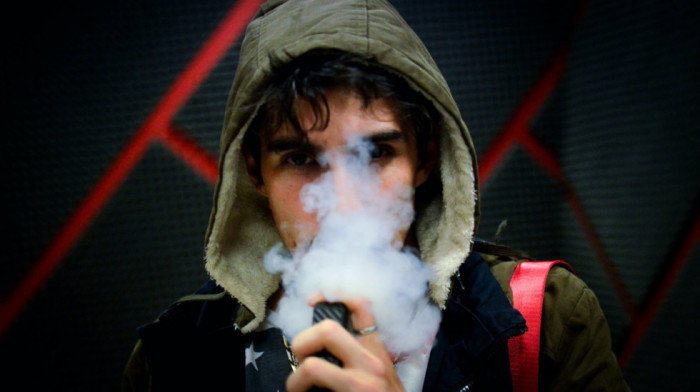 "Zavodljive" arome, ozbiljne posledice: Da li znamo šta udišemo iz elektronskih cigareta?