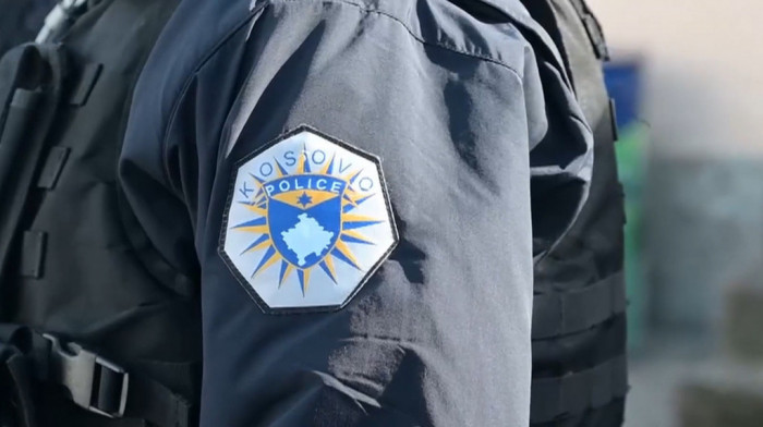 Kosovska policija zauzela Halu sportova u Leposaviću: Na samom ulazu skinuta srpska, postavljena kosovska zastava