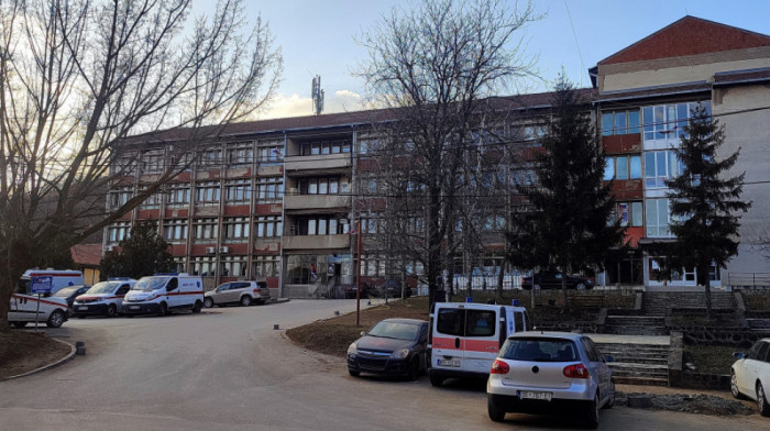 Stariji muškarac koji je pao sa drugog sprata u KBC Kosovska Mitrovica podlegao povredama
