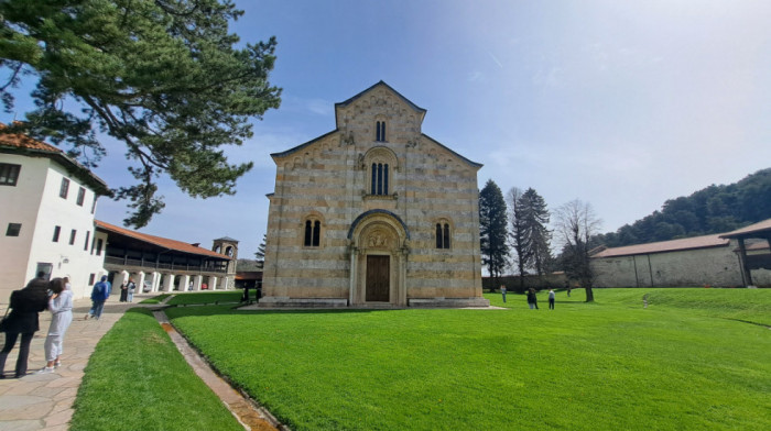 Italijanski KFOR donirao nove reflektore za crkvu manastira Visoki Dečani